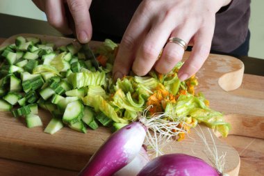 Puf böreği, kabak turtası, Tropea kırmızı soğanı, yumurta, peynir ve siyah zemin üzerine baharat. Ev yapımı konsept. Yakın plan..