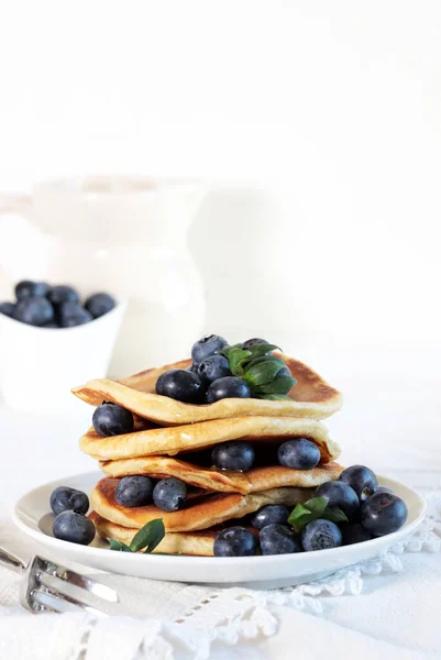 Ein Stapel Pfannkuchen Mit Frischen Blaubeeren Und Honig Weißem Teller — Stockfoto