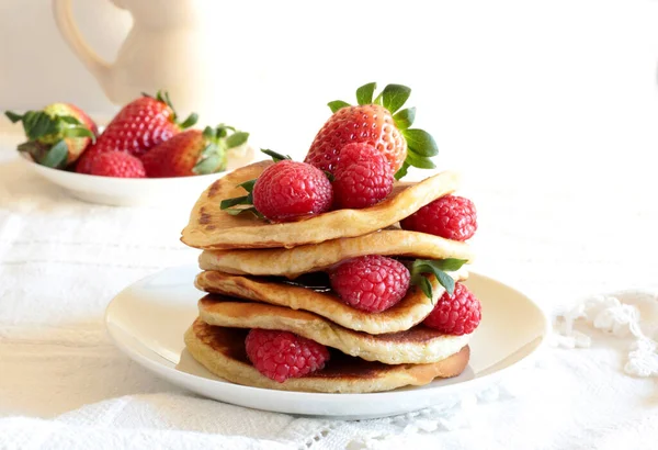 Ein Stapel Pfannkuchen Mit Frischen Himbeeren Und Honig Weißem Teller — Stockfoto