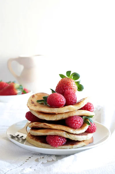Stack Pancakes Fresh Raspberries Honey White Plate White Background Delicious — Stock Photo, Image