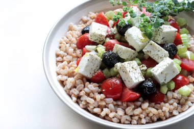 Beyaz arka planda, peynirli tahıl gevreği, vişneli domates ve kekik otu salatası. Tam üstte. Sağlıklı yaz yemeği..