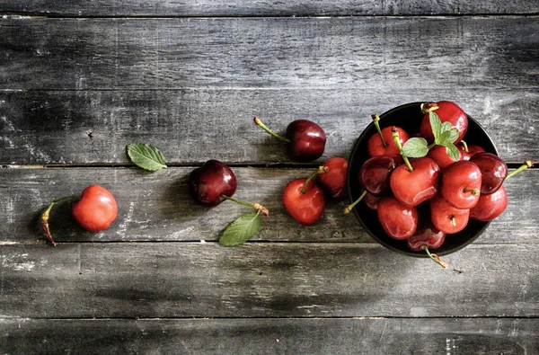 Sommerfrucht Frische Reife Kirschen Isoliert Auf Holzuntergrund Direkt Darüber Gesunde — Stockfoto