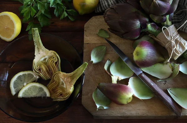 新鲜的有机洋蓟和柠檬在深色木制背景上被分离出来 健康食品 素食或素食 就在正上方 — 图库照片