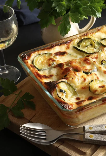 Włoskie Jedzenie Pyszne Domowe Lasagne Cukinią Serem Ciemnym Tle — Zdjęcie stockowe