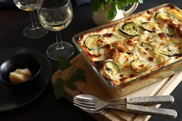Włoskie Jedzenie Pyszne Domowe Lasagne Cukinią Serem Ciemnym Tle — Zdjęcie stockowe