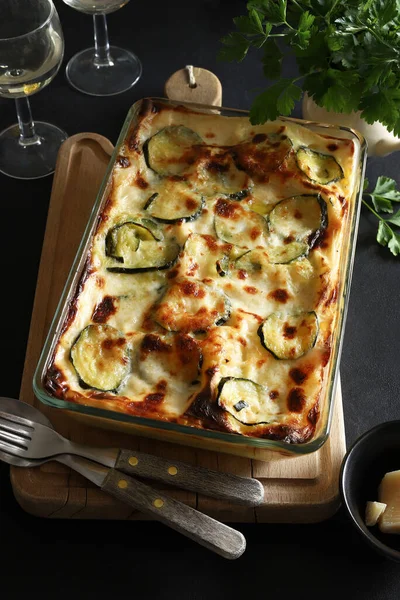 Italienisches Essen Leckere Hausgemachte Lasagne Mit Zucchini Und Käse Auf — Stockfoto