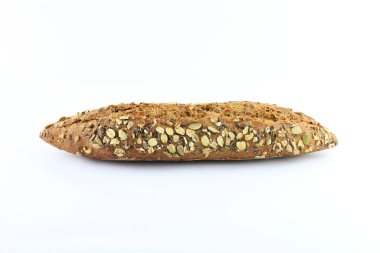 Beyaz arka planda izole edilmiş tohumlu tam teşekküllü ekmek. Sağlıklı yiyecekler. Tam üstte.