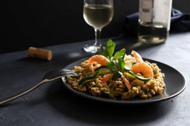 Kabaklı hecelenmiş salata, karides ve koyu arkaplanda fesleğen sosu. Sağlıklı yemek, vejetaryen yemeği. Boşluğu kopyala.