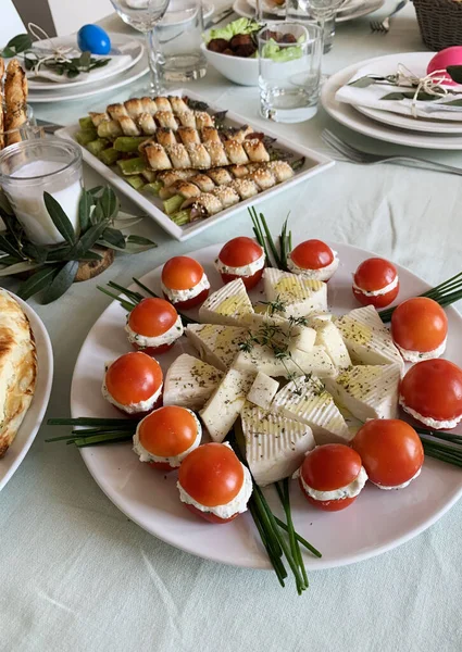Büyük Paskalya Yemeğinden Önce Atıştırmalıklar Için Aperatif Yemek Masası Olan — Stok fotoğraf