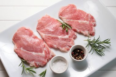 Beyaz tabakta baharatlı dana etli escalopes. Tam üstte. Boşluğu kopyala.