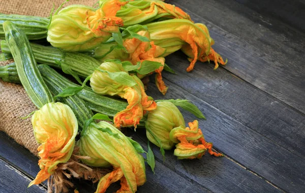 Färsk Zucchini Med Blomma Isolerad Träbord Vegetarisk Eller Vegansk Mat — Stockfoto