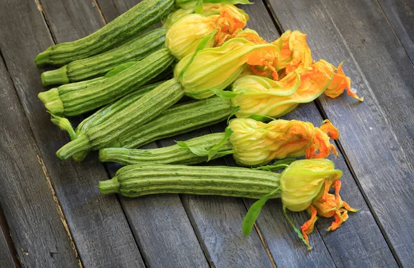 Zucchine Fresche Con Fiore Isolato Tavolo Legno Cibo Vegetariano Vegano — Foto Stock
