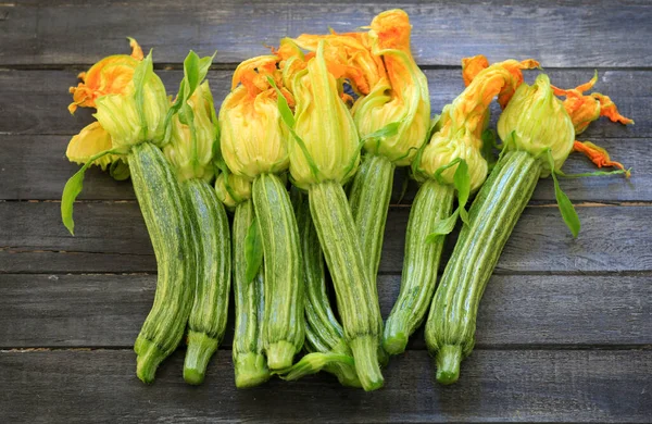 Färsk Zucchini Med Blomma Isolerad Träbord Vegetarisk Eller Vegansk Mat — Stockfoto
