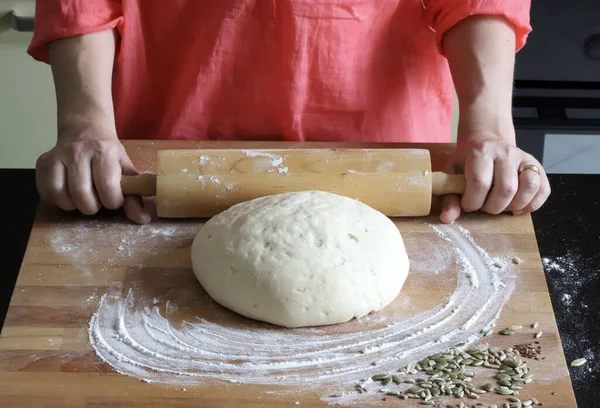 Preparazione Tradizionale Della Pasta Fatta Casa Vista Ravvicinata Mani Donna — Foto Stock