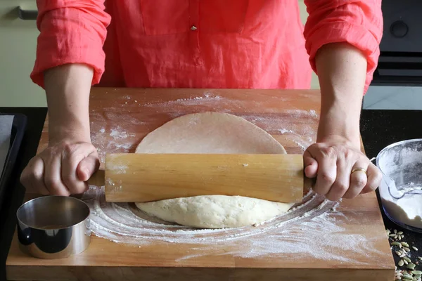 Preparazione Tradizionale Della Pasta Fatta Casa Vista Ravvicinata Mani Donna — Foto Stock