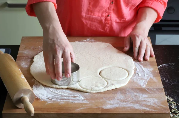 Primo Piano Delle Mani Donna Che Prepara Pasta Fresca Biscotti — Foto Stock