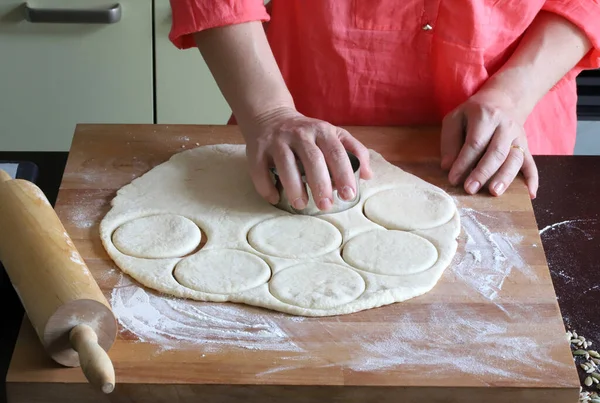 Primo Piano Delle Mani Donna Che Prepara Pasta Fresca Biscotti — Foto Stock