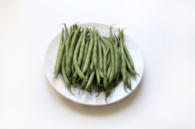 Beyaz arka planda izole edilmiş taze yeşil fasulyeler. Sağlıklı yiyecekler. Genel bakış. Boşluğu kopyala.