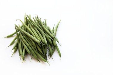 Beyaz arka planda izole edilmiş taze yeşil fasulyeler. Sağlıklı yiyecekler. Genel bakış. Boşluğu kopyala.