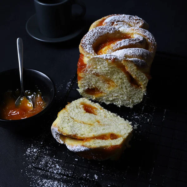Babka Brioche Brood Met Abrikozenjam Donkere Achtergrond Gevlochten Brood Rolbrood — Stockfoto