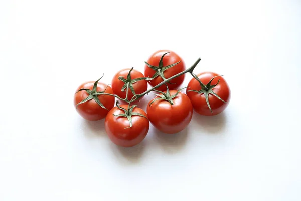 Świeże Pomidory Gałęzi Wyizolowane Białym Tle Koncepcja Żywności Warzywnej Widok — Zdjęcie stockowe