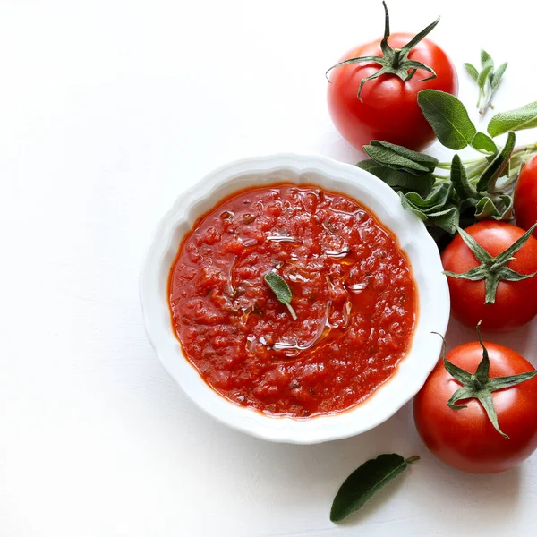 Homemade Tomato Sauce Fresh Tomatoes Isolated White Background Overhead View — Stock Photo, Image