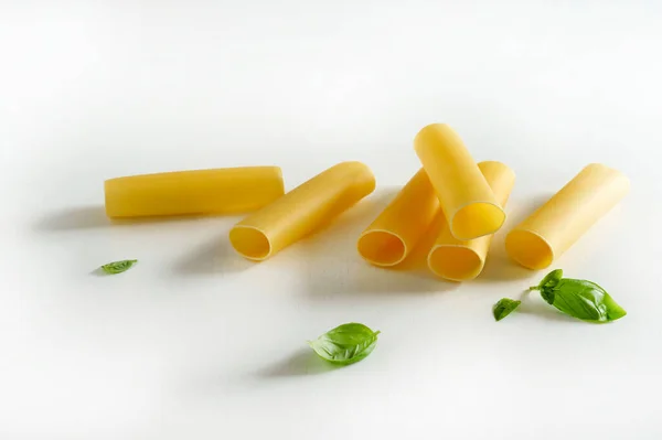生面团干燥地隔离在白色背景上 Cannelloni面食管 意大利食品概念 复制空间 — 图库照片