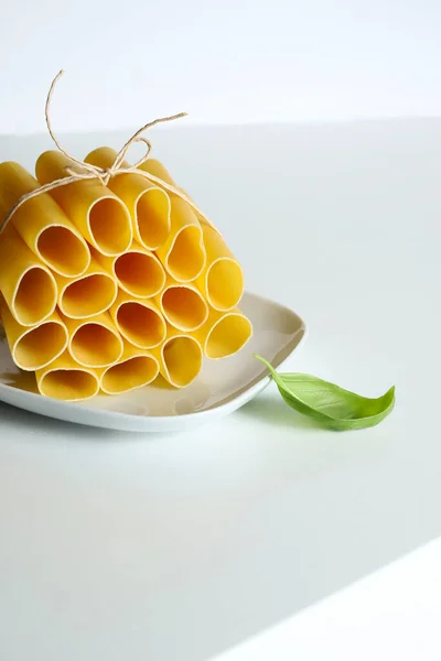 Nyers Tészta Száraz Izolált Fehér Alapon Cannelloni Tésztacső Olasz Étel — Stock Fotó
