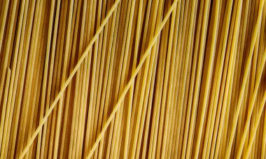 Yemek konsepti. Geleneksel İtalyan makarnası. Beyaz arka planda izole edilmiş pişmemiş makarna. Un ürünleri. Sağlıklı organik gıda. Genel Görünüm.