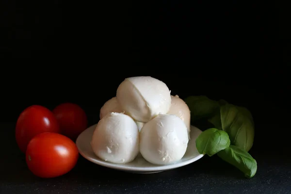 Queso Italiano Mozzarella Búfalo Campagna Hojas Albahaca Tomates Aislados Sobre —  Fotos de Stock
