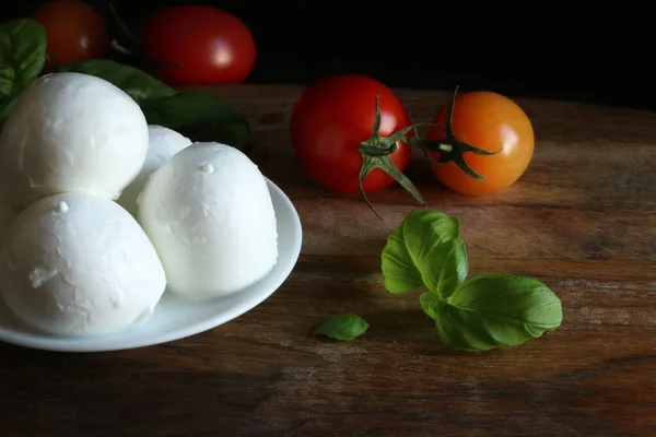 Włoski Ser Mozzarella Bawole Campagna Liście Bazylii Pomidory Izolowane Drewnianym — Zdjęcie stockowe