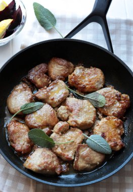 Domuz eti. Tavada domuz filetosu ve adaçayı dilimleri. Yemek pişirme konsepti. Genel Görünüm.