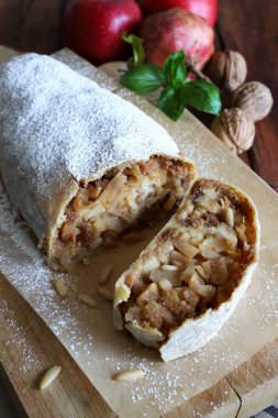 Elma, tarçın ve çam fıstığıyla doldurulmuş ev yapımı elmalı turta. Avusturya Almanya yemeği. Tam üstte.