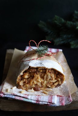 Elma, tarçın ve çam fıstığıyla doldurulmuş ev yapımı elmalı turta. Noel elmalı turta. Avusturya Almanya yemeği. Tam üstte.