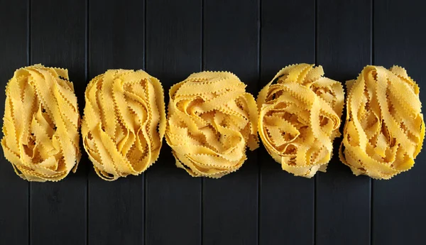 Italské Těstoviny Kudrnaté Pappardelle Těstoviny Izolované Tmavém Pozadí Zdravé Jídlo — Stock fotografie