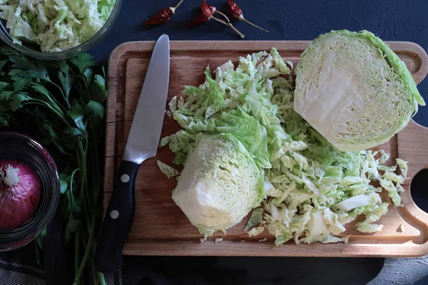 把新鲜的卷心菜切在木板上 蔬菜食品 烹饪的概念 俯瞰头顶 卷心菜汤饮食 — 图库照片