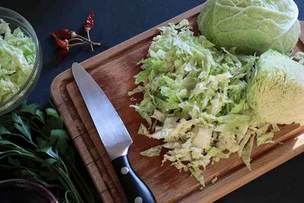 把新鲜的卷心菜切在木板上 蔬菜食品 烹饪的概念 俯瞰头顶 卷心菜汤饮食 — 图库照片