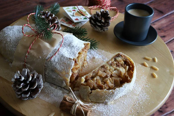 Elma, tarçın ve çam fıstığıyla doldurulmuş ev yapımı elmalı turta. Noel elmalı turta. Avusturya Almanya yemeği. Tam üstte.