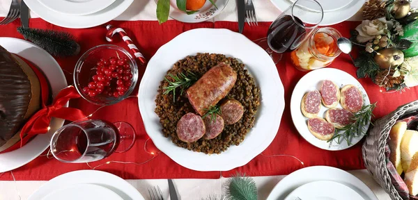 伝統的なイタリアのクリスマス料理 レンズ豆とコテキーノ 赤ワインとパネトーネ 家族の集まりの概念 オーバーヘッドビュー — ストック写真