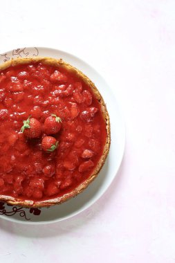 Ev yapımı tatlı konsept. Beyaz arka planda izole edilmiş lezzetli çilekli cheesecake. Yakın plan, kopyalama alanı.