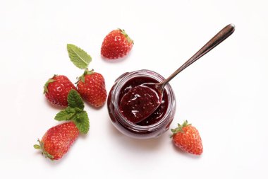 Ev yapımı lezzetli çilek reçeli ve beyaz arka planda izole edilmiş çilek. Genel bakış. Boşluğu kopyala.