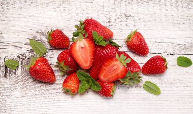 Kırsal ahşap arka planda taze çilek kompozisyonu. Sağlıklı beslenme konsepti. Genel bakış. Boşluğu kopyala.