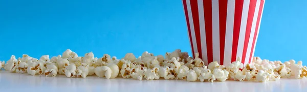Smaklig Saltad Popcorn Isolerad Blå Bakgrund Biograf Film Och Underhållningskoncept — Stockfoto