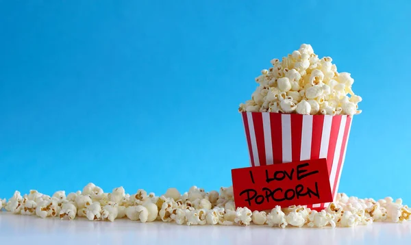 Smaklig Saltad Popcorn Isolerad Blå Bakgrund Biograf Film Och Underhållningskoncept — Stockfoto