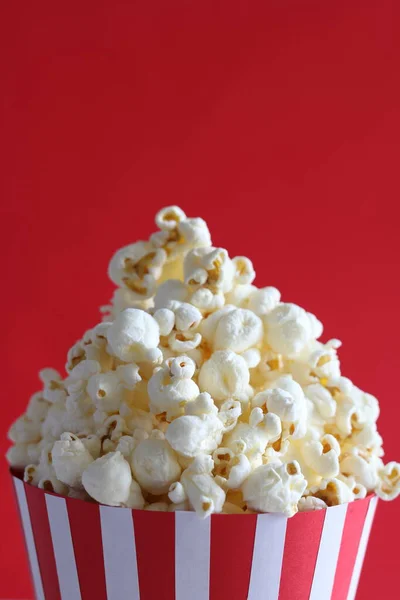 Smaklig Saltad Popcorn Isolerad Röd Bakgrund Biograf Film Och Underhållningskoncept — Stockfoto