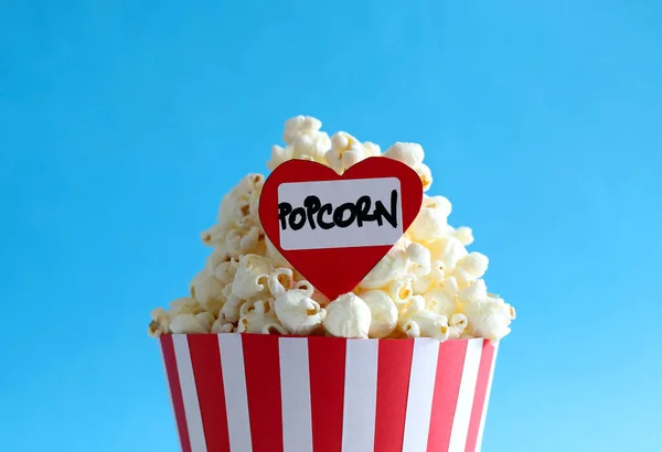 Smaklig Saltade Popcorn Bakgrund Blå Bakgrund Biograf Film Och Underhållningskoncept — Stockfoto
