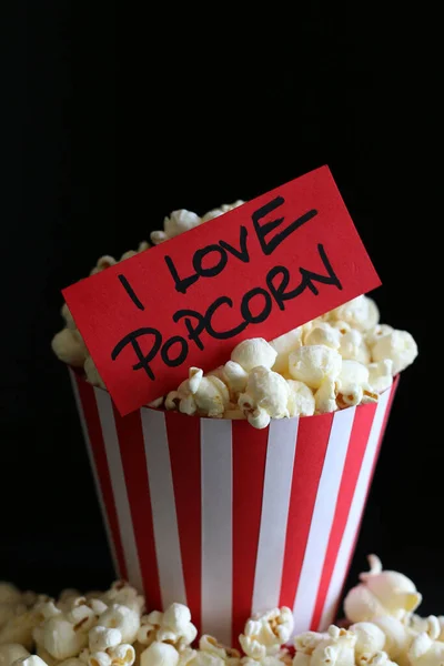 Smaklig Saltad Popcorn Isolerad Svart Bakgrund Biograf Film Och Underhållningskoncept — Stockfoto