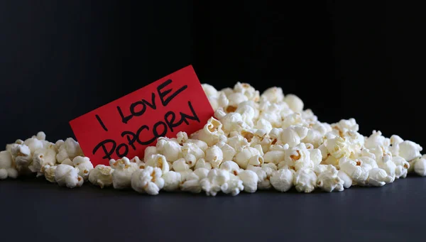 Smaklig Saltad Popcorn Isolerad Svart Bakgrund Biograf Film Och Underhållningskoncept — Stockfoto