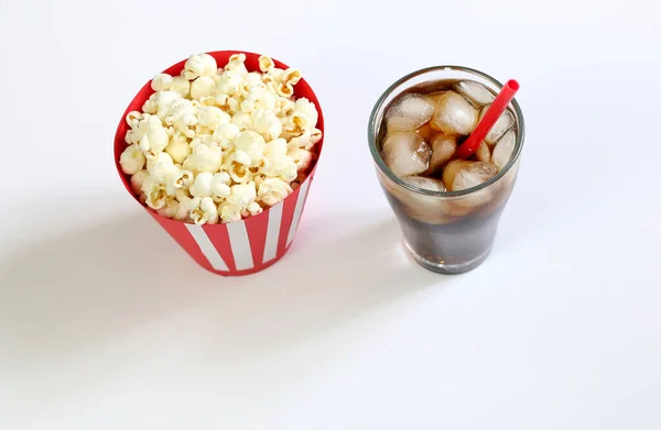 Popcorntasche Und Glas Mit Eis Auf Weißem Hintergrund Gesamtübersicht — Stockfoto