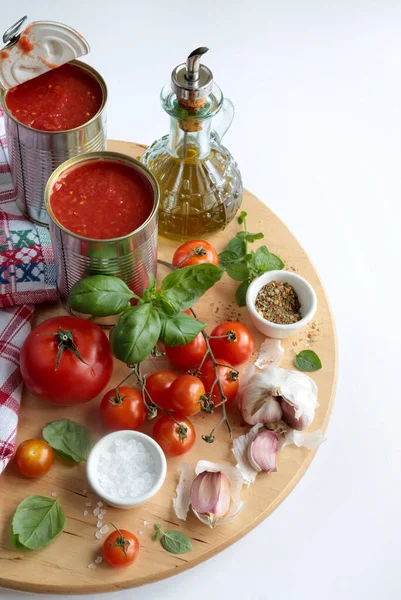 古典的な自家製イタリアのトマトソース バジル ニンニク スパイス 白を基調としたパスタやピザの材料 イタリア料理のコンセプト 頭上からの眺め スペースのコピー — ストック写真